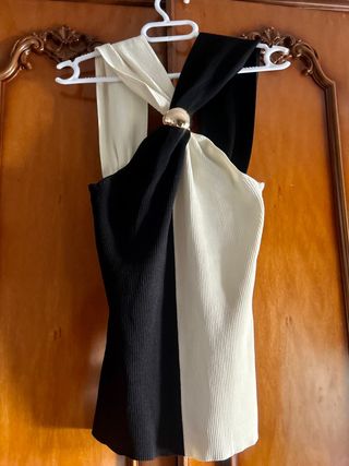 Top halter Zara bicolor negro y crudo