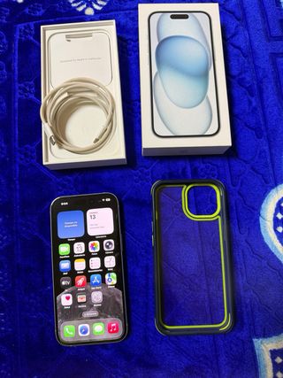 iPhone 15 con funda y cargador