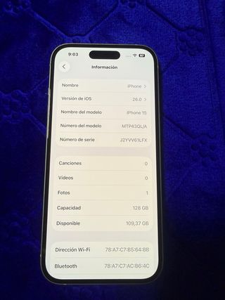 iPhone 15 con funda y cargador