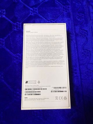 iPhone 15 con funda y cargador