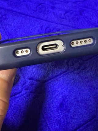 iPhone 15 con funda y cargador