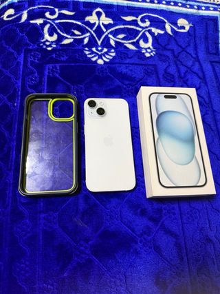 iPhone 15 con funda y cargador