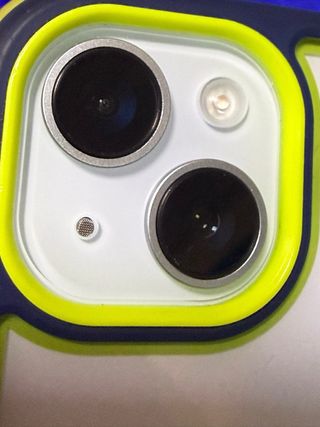 iPhone 15 con funda y cargador