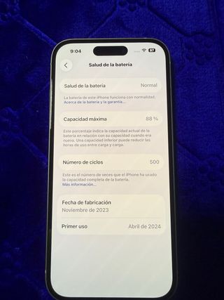 iPhone 15 con funda y cargador