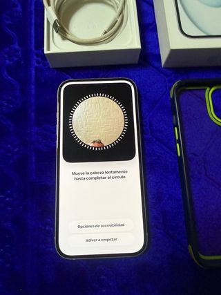 iPhone 15 con funda y cargador