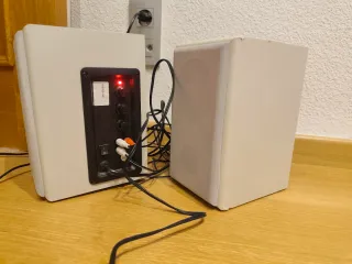 Altavoces autoamplificados beige