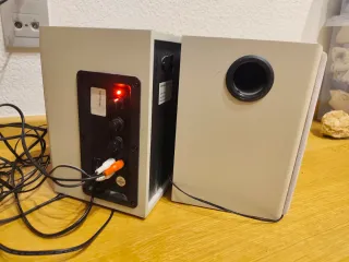 Altavoces autoamplificados beige