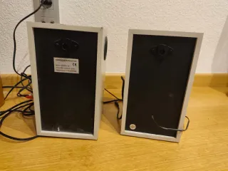 Altavoces autoamplificados beige