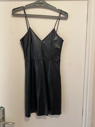 Vestido Negro con Tirantes de Piel Sintética
