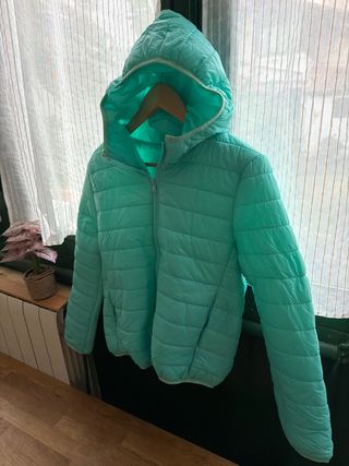 Plumífero verde azulado con capucha