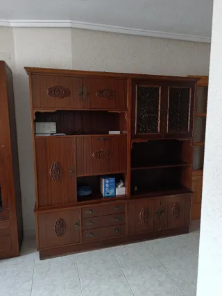 Mueble de salón de madera y cristal