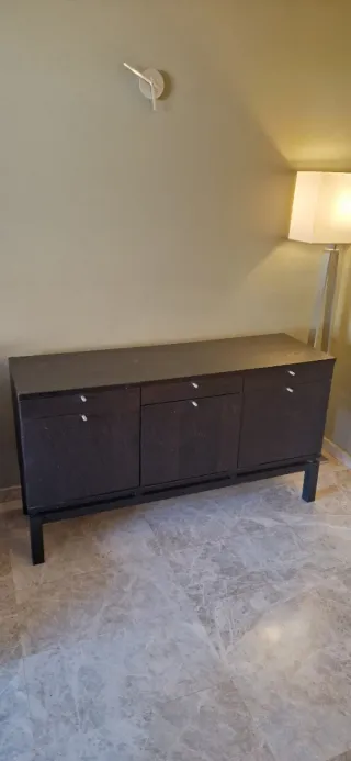 Bufet Ikea Bjursta color negre. Ben conservat