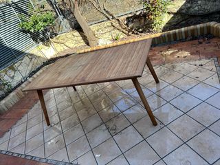 Mesa extensible de madera exterior.