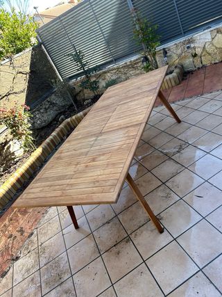 Mesa extensible de madera exterior.