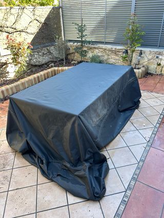 Mesa extensible de madera exterior.