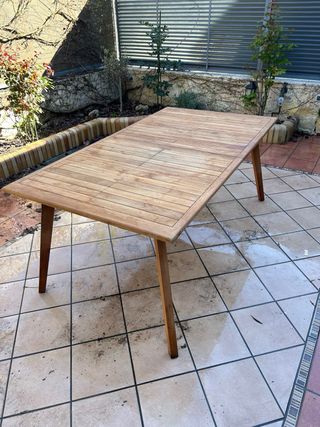 Mesa extensible de madera exterior.