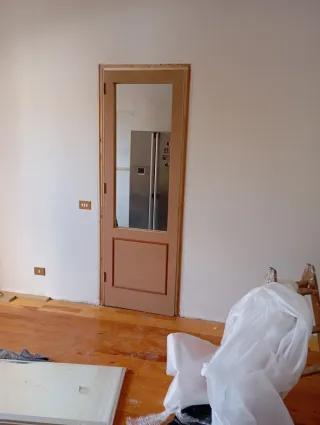 Puerta negra lacada con manilla dorada