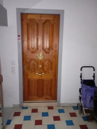 Puerta negra lacada con manilla dorada