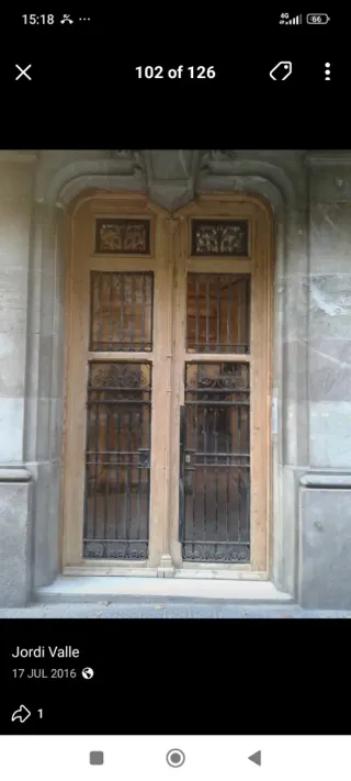 Puerta negra lacada con manilla dorada