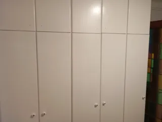 Puerta negra lacada con manilla dorada