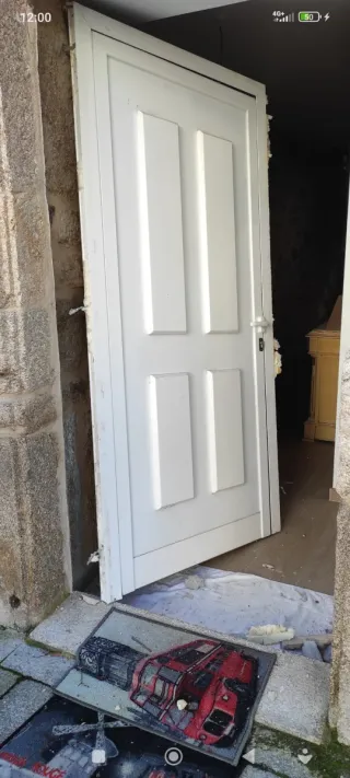 Puerta negra lacada con manilla dorada