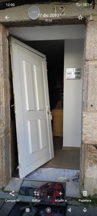 Puerta negra lacada con manilla dorada