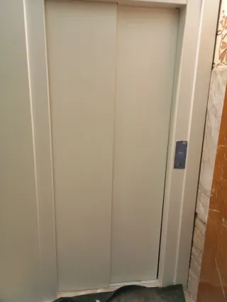 Puerta negra lacada con manilla dorada