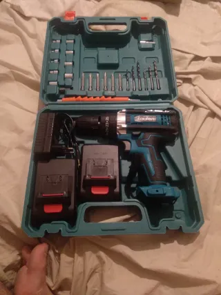 Taladro percutor con maletín y accesorios