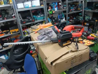 Tagliasiepe a doppia batteria 96V