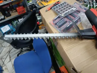 Tagliasiepe a doppia batteria 96V