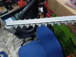 Tagliasiepe a doppia batteria 96V