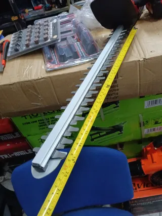 Tagliasiepe a doppia batteria 96V