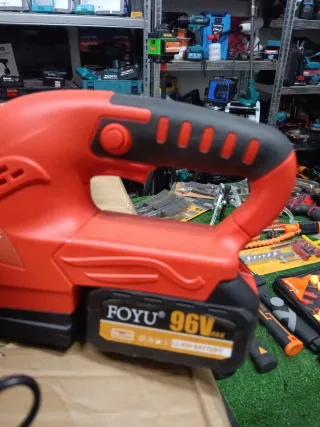 Tagliasiepe a doppia batteria 96V