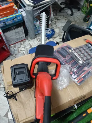 Tagliasiepe a doppia batteria 96V