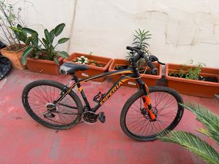 Bicicleta MTB Negra y Naranja