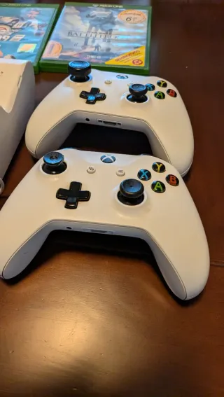 Xbox One S 500GB + 4 Giochi + 2 controller con batteria