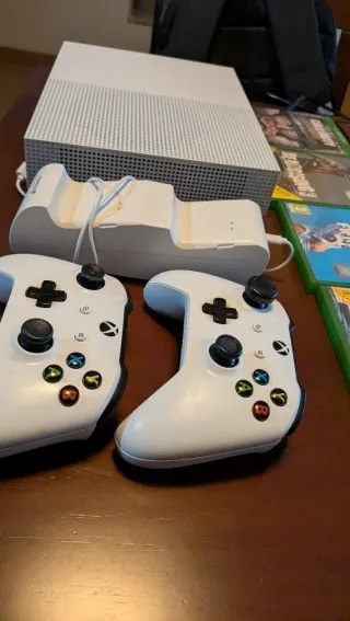 Xbox One S 500GB + 4 Giochi + 2 controller con batteria
