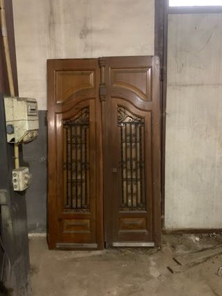 Puerta doble de madera con paso de puerta ventanas