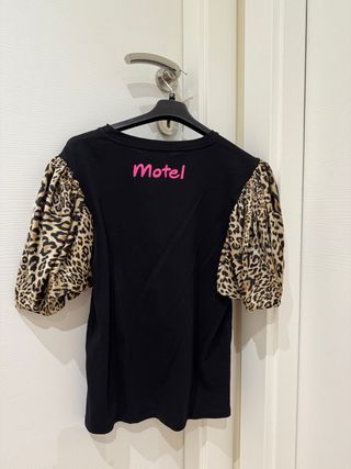 T-shirt Motel maniche leopardate