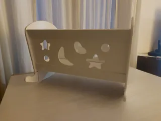 Cuna de juguete blanca con estrellas