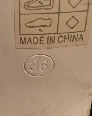 Zapatos modernos grises con hebilla