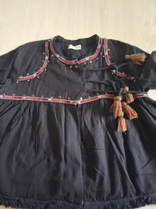 Chaqueta o blusa negra con adornos