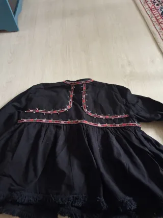 Chaqueta o blusa negra con adornos