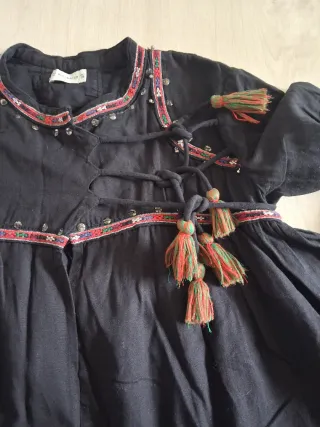 Chaqueta o blusa negra con adornos