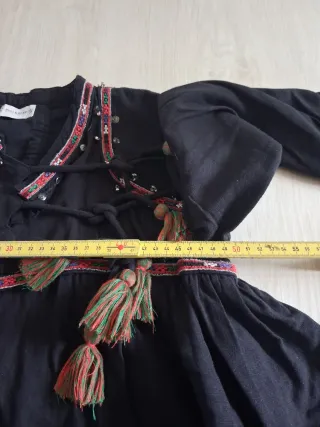 Chaqueta o blusa negra con adornos