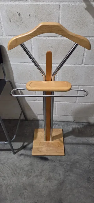 Galán de noche perchero madera y metal