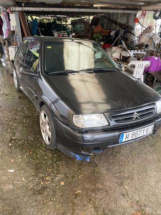 Citroen Saxo con golpe trasero