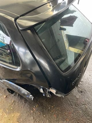 Citroen Saxo con golpe trasero