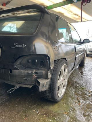 Citroen Saxo con golpe trasero