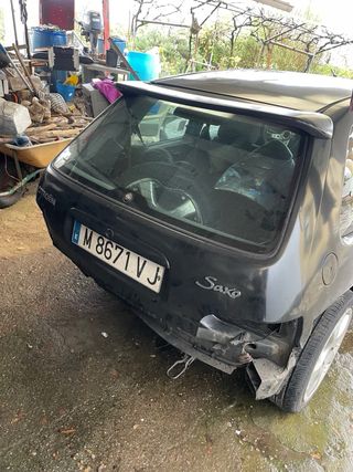 Citroen Saxo con golpe trasero